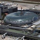 Hlavní budova singapurského letiště Changi je kombinací obří džungle či...