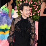 Harry Styles si na Met Gala 2019 i nalakoval nehty.