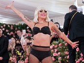 Voil&#224; a je skoro nahá! Lady Gaga na rovém koberci vystihla striptýz.