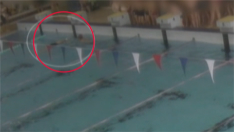 Žena se topila v bazénu, nikdo jí nepomohl.