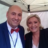 S populrn politikou Marine Le Penovou.