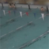 Žena dvě minuty bezvládně plavala na hladině bazénu, nikdo jí nepomohl.