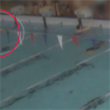 Žena dvě minuty bezvládně plavala na hladině bazénu, nikdo jí nepomohl.