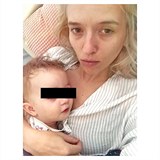 Tamara Klusová to schytává za to, že vyfotila své dítě s horečkou a dává ho na...
