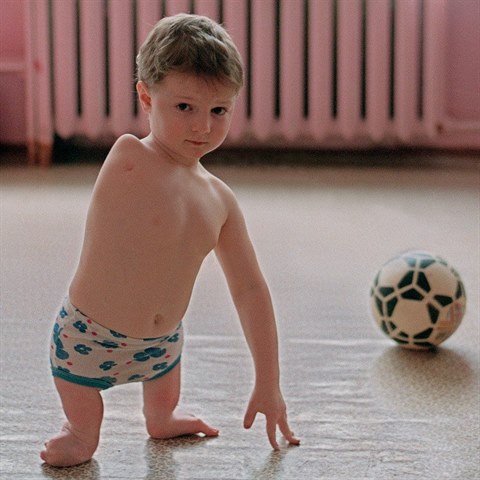 Fotka postienho chlapeka, pozen v roce 1992.