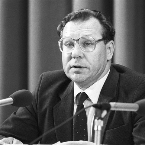 Valerij Legasov je muem, kter hasil ernobyl. Nemoc z ozen a deprese ho dohnaly a k sebevrad.