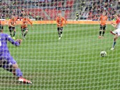Tomá Souek stílí z penalty druhý gól Slavie do plzeské sít. Nakonec byl...
