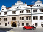 Jízda historickými vozy, respektive jejich replikami je v Praze velmi oblíbenou...