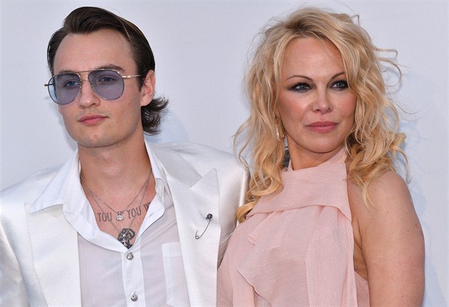 Pamela Anderson se v Cannes pochlubila svým synem Brandonem. Ten ze slavné matky zddil to nejlepí.