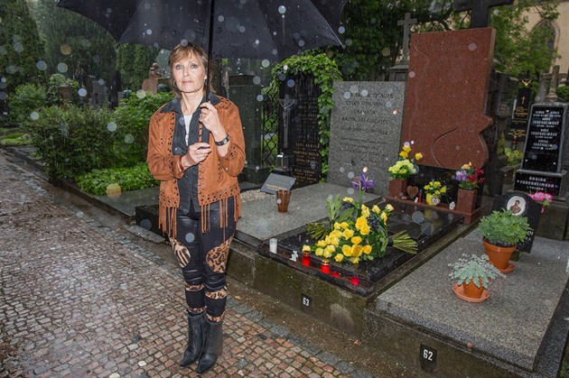 Olga Matuková u hrobu Waldemara Matuky.
