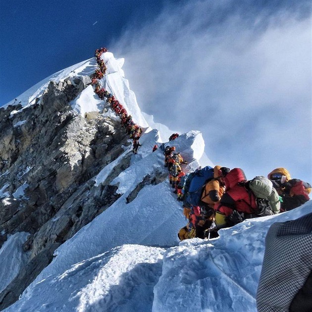 Na Mount Everest plhá stále více horolezc, na vrcholu se tvoí fronty, lidé kolabují, pibývá také smrtelných pípad. 