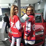 Lucie Kovandová a Inna Puhajková hokej milují.