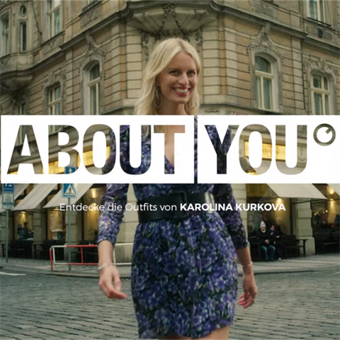 Karolna Kurkov v reklam na About You il.