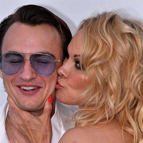 Pamela se v Cannes pochlubila synem Brandonem. Ten ze slavn matky zddil to...