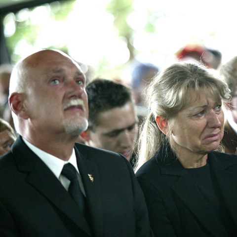 Hynek Blako (vlevo) na pohbu svho syna.