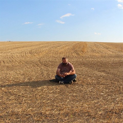 Jestli nic neuděláme, za pár let se Česko změní v poušť, říká smutně zemědělec...