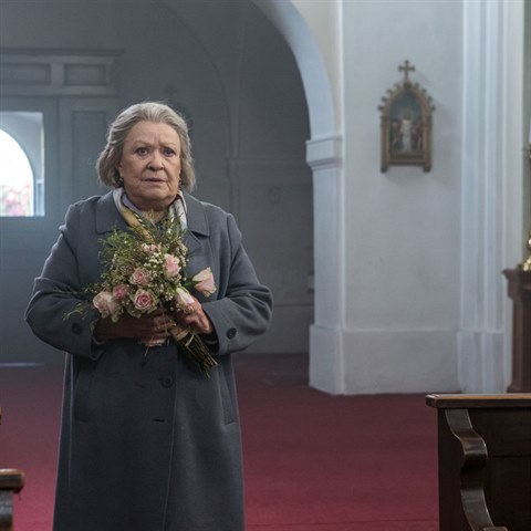 Jiina Bohdalov jako oputn vdova Kvta Galov ve filmu Klec.