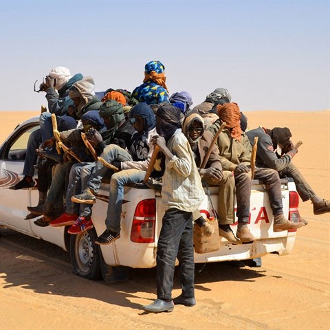 Migranti z Niger a Nigrie na cest ped Libyii.