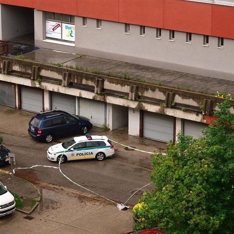 tonk postelil manela sv bvalky a vn ho zranil, pak obrtil zbra proti sob.