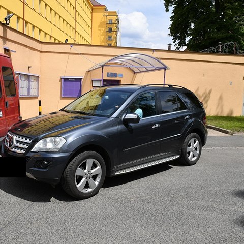 Tome epku k nstupu trestu pivezl ern mercedes.