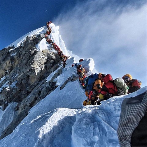 Mt. Everest je poslední dobou v obležení. Lidé tu kolabují a umírají v dlouhých...
