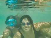 Ashley Graham se sestrou pod vodou jako dv velryby