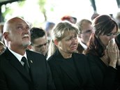 Hynek Blako (vlevo) na pohbu svého syna.