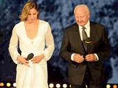Ester Ledecká s ddekem, legendárním hokejistou, na galaveeru Sportovec roku.