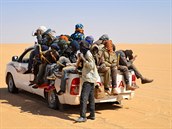 Migranti z Niger a Nigérie na cest ped Libyii.
