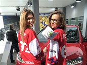 Lucie Kovandová a Inna Puhajková hokej milují.