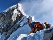 Mt. Everest je poslední dobou v obleení. Lidé tu kolabují a umírají v dlouhých...