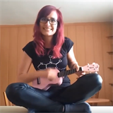 Monika Gregorov hraje v klipu na ukulele a zpv tak trochu podivnou psniku.