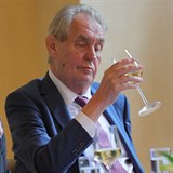 Prezident Miloš Zeman má náročnou práci, která čítá i ochutnávaní vzorků vína....