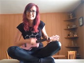Monika Gregorová hraje v klipu na ukulele a zpívá tak trochu podivnou písniku.