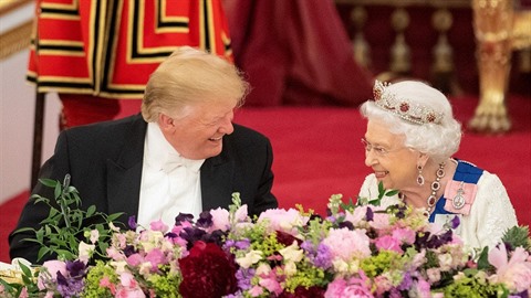 Donald Trump s královnou byli samý vtípek.