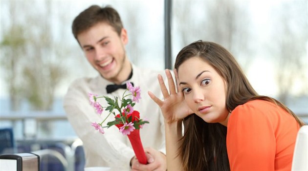 Jakých chyb se dopouštějí lidé při flirtování?