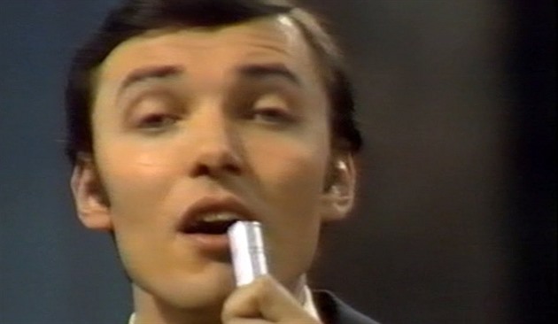 Karel Gott na Eurovizi v roce 1968, kde hájil barvy Rakouska s písní Tausend...