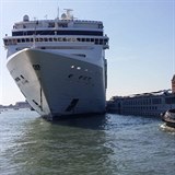 Výletní obří loď narazila v Benátkách do mola.