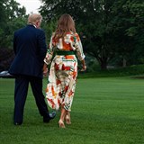 Na cestu do Anglie si Melania Trump zvolila aty s potiskem londnskch pamtek