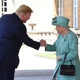 Královna Alžběta Trumpa přivítala v Buckinghamském paláci.