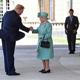 Donald Trumpa se vítá s královnou.