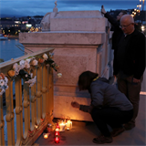 Lid zapaluj svky za obti lodnho netst v Budapeti.