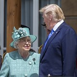 Někteří britští politici banket s Trumpem bojkotovali, ale královna má na...