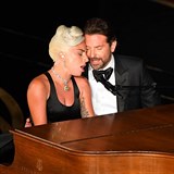 Bradley Cooper s Lady Gaga si byli bhem naten snmku Zrodila se hvzda...