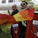 Poklidnou akci LGBT v Detroitu narušili stoupenci extremistických hnutí.