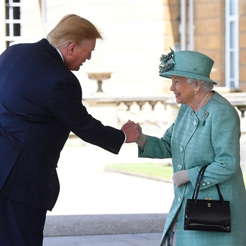Krlovna Albta Trumpa pivtala v Buckinghamskm palci.
