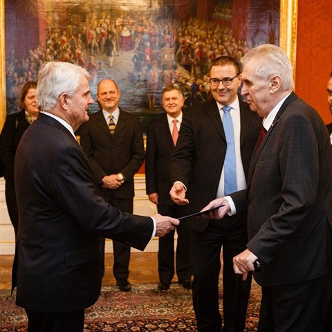 Prezident Milo Zeman spolu s americkm velvyslancem Stephenem B. Kingem