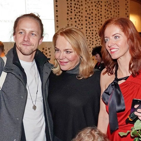 Nora Fridrichov s Dagmar Havlovou a Tome Klusem