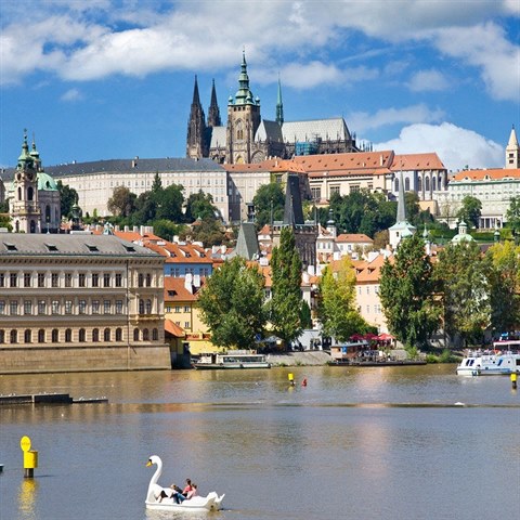 V sezn Vltavu v Praze zapln nejrznj plavidla, od vletnch lod po...
