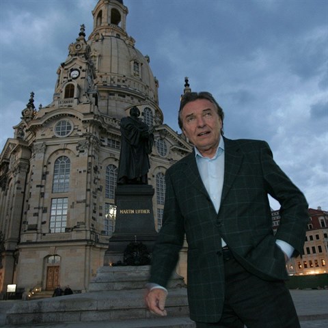 Karel Gott se v Nmecku t velkmu zjmu fanouk.